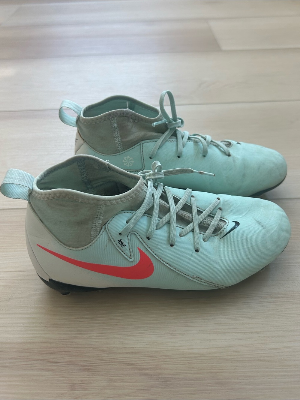 Nike Youth Phantom 2 Luna soccer cleats 3y